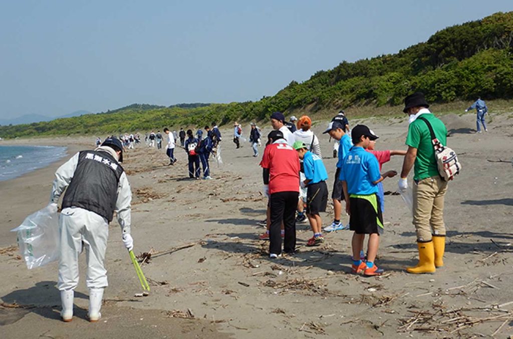 海辺を清掃している様子