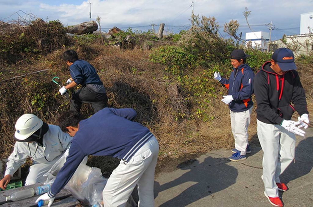 道路の清掃をしている様子