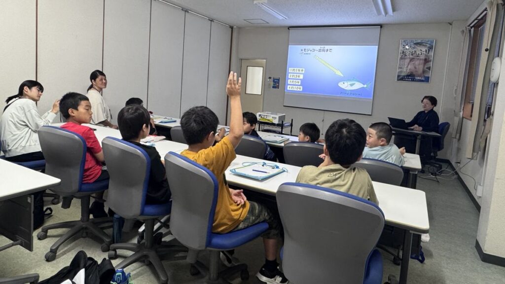 本城小学校の子どもたちが見学に来ました。