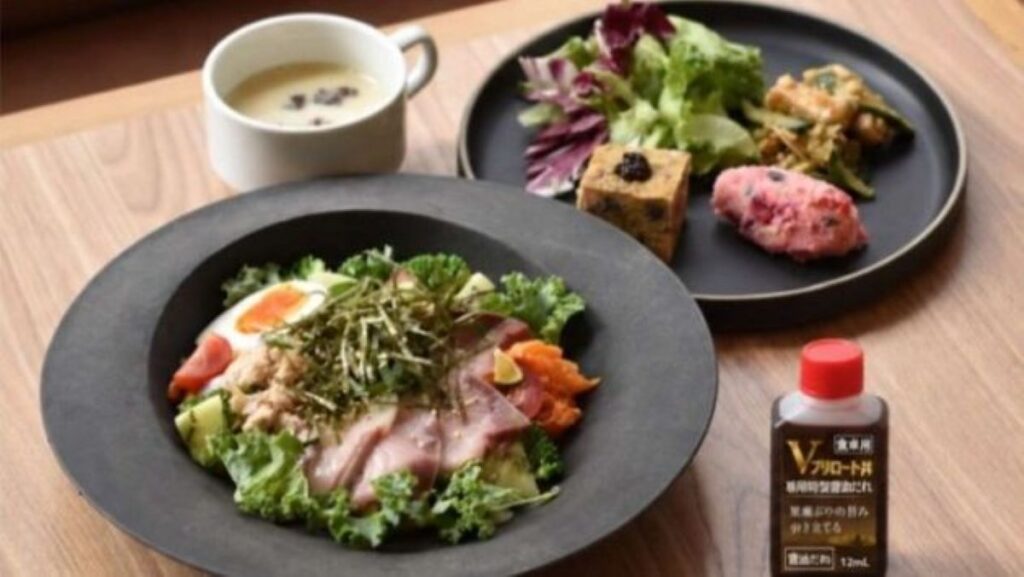 「目の愛護デー×とと（魚）の日」初の共同企画。“魚を食べる”ことから健康を考える「ブリロート丼」が誕生